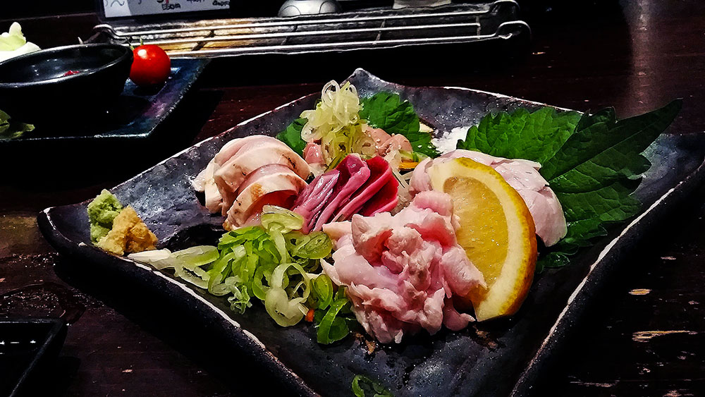 朝引き鶏のタタキ盛り合わせ