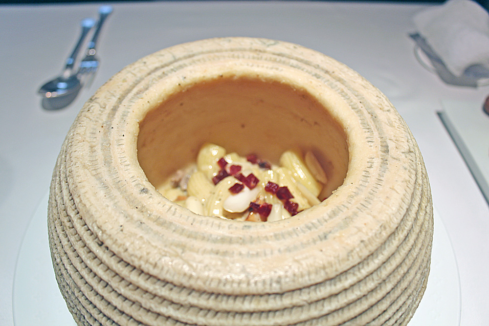 サルデーニャ島産クラシコチーズで仕上げた黒毛和牛タンの柔らか煮込みと仏産空豆 カルドンチェッロのリガトーニ