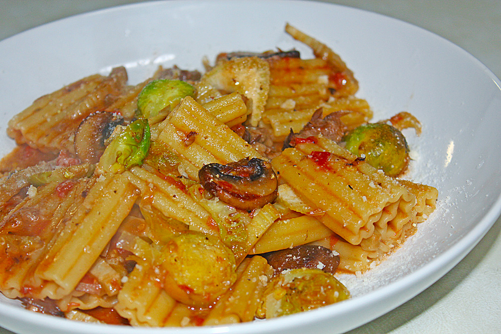 豚軟骨のトロトロ煮込みと芽キャベツのパスタ