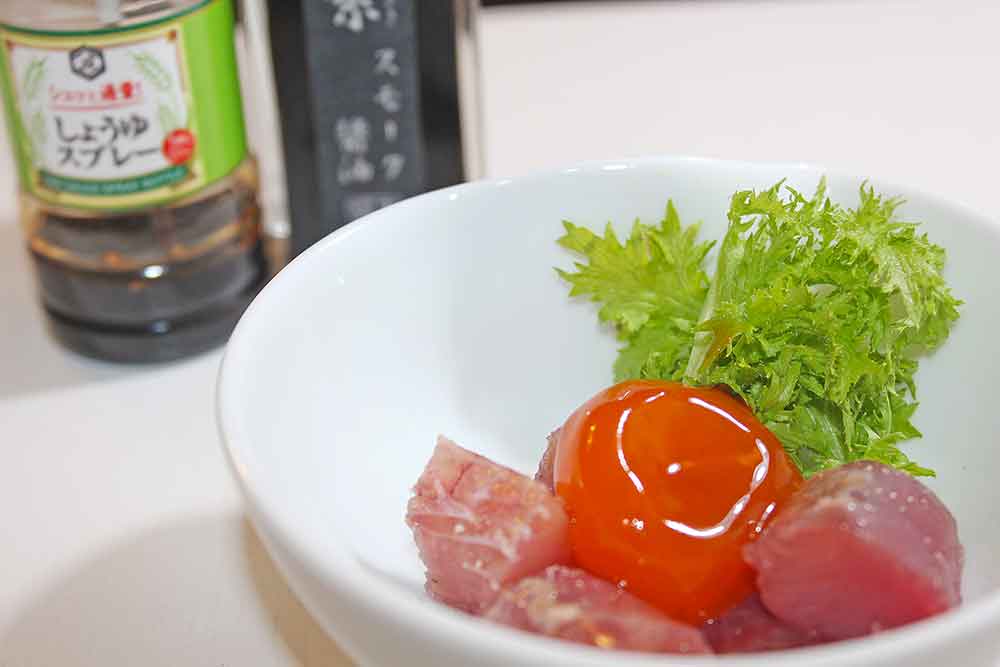 よこわの昆布締めと黄身の醤油漬け、燻製醤油をスプレーで